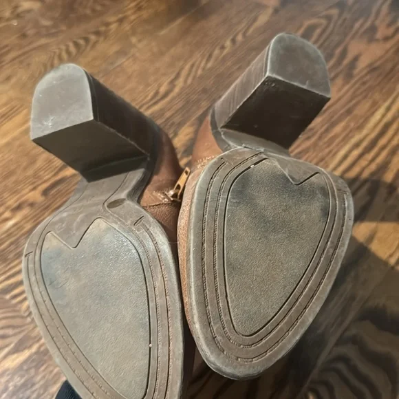 Lucky boots size 6.5 tannish color - Picture 3 of 5